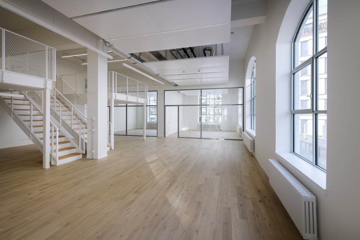 Helle, offene Büros bieten Raum für Kommunikation, Innovation und Kreativität und laden zum Netzwerken ein © Bauwerk